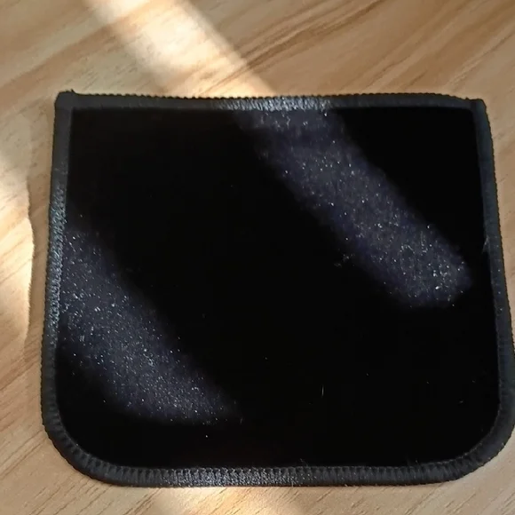 CHANEL Luxurious Black Velvet Compact Case - Picture 4 of 5